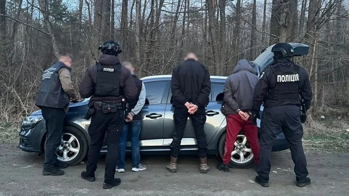 Трансфер до кордону за 10 тисяч: на Житомирщині викрили схему нелегальної міграції