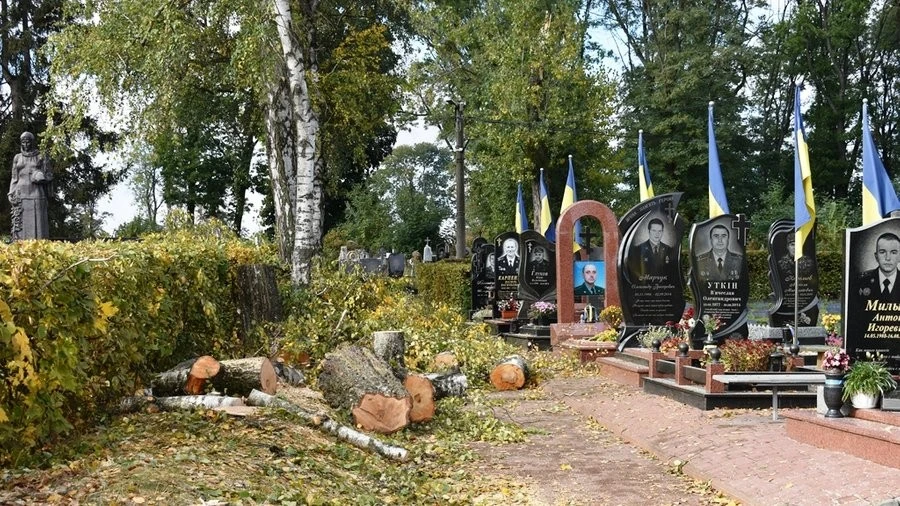 Турбота про пам'ять: у Звягелі комунальники офіційно доглядатимуть за могилами