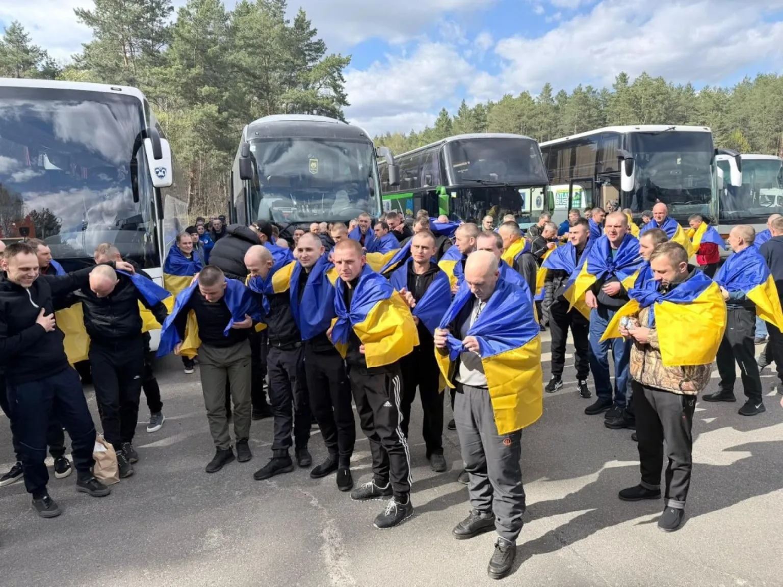 Україна повернула з полону 193 захисників – серед них поранені та молоді військові