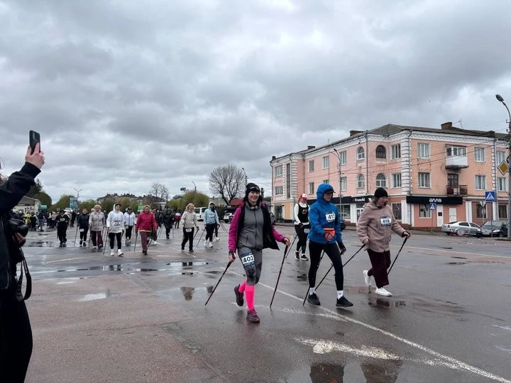 Попри дощ бердичівці вийшли на старт: у місті відбувся масовий забіг на різні дистанції