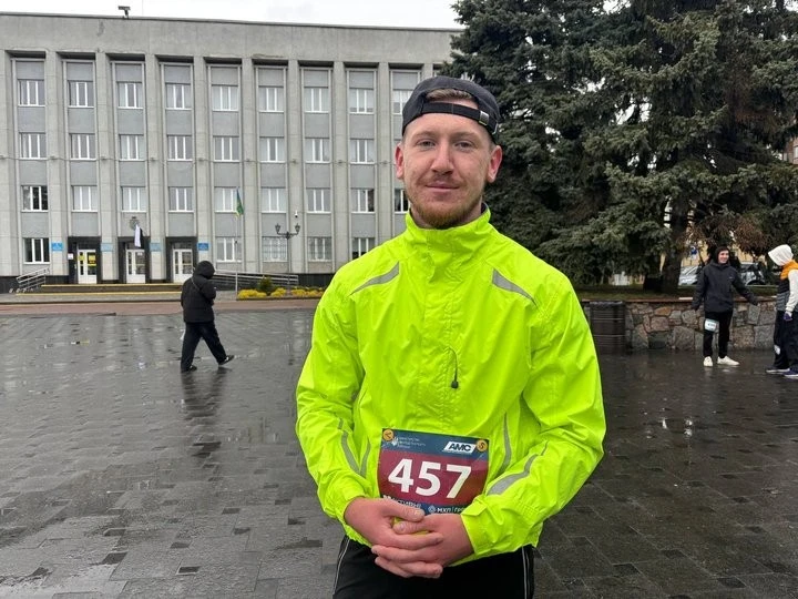Попри дощ бердичівці вийшли на старт: у місті відбувся масовий забіг на різні дистанції