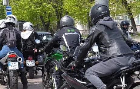 Байкерське серце: у Житомирі відкриття мотосезону перетворили на збір для переселенців