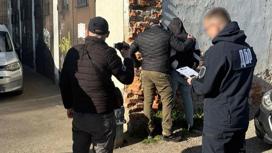 Торгівля наркотиками в судовій охороні: на Житомирщині викрили посадовця
