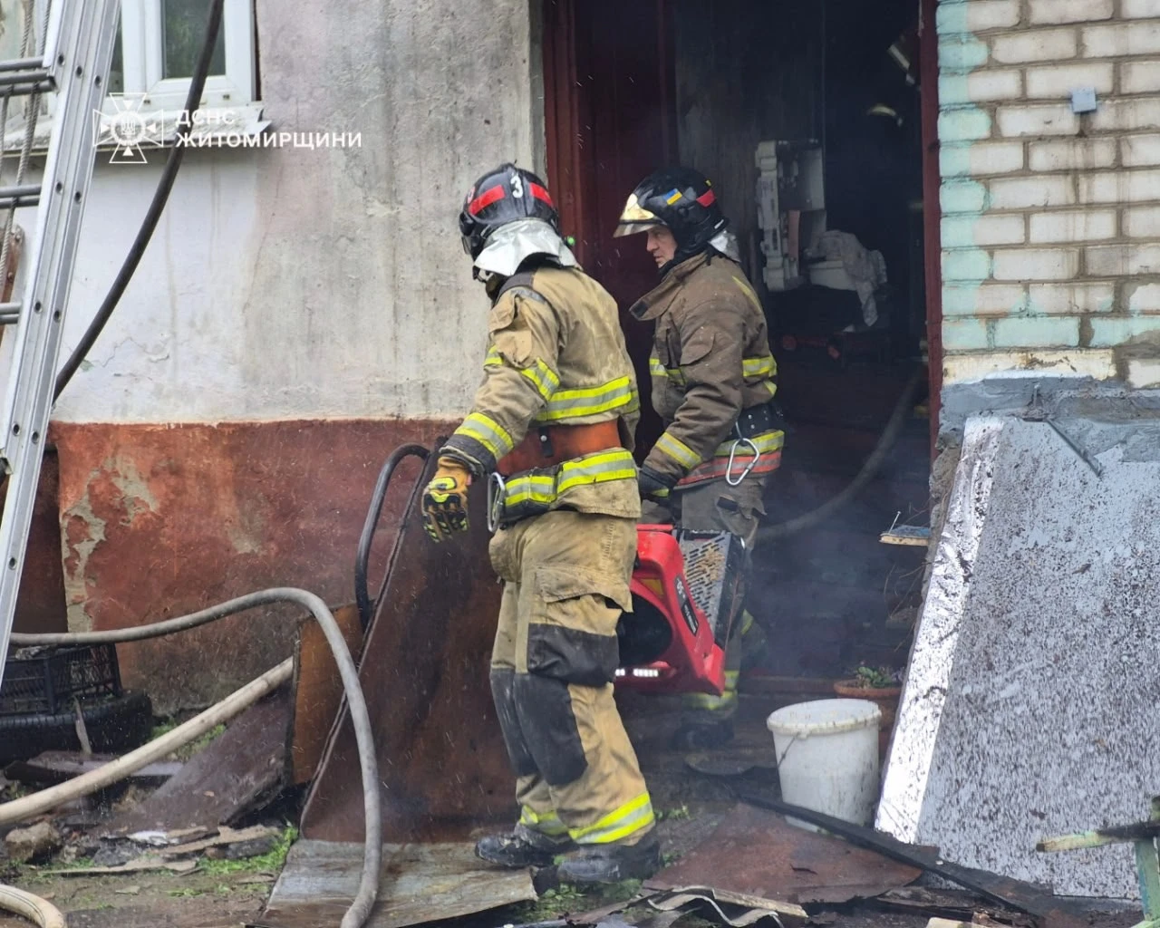 Рятувальники Житомира приборкали займання в оселі: до операції долучилися газовики