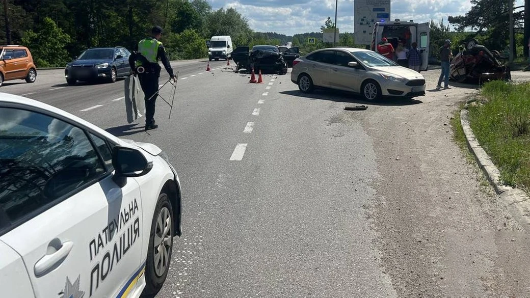 Зіткнення на Варшавській трасі: на межі двох областей заблоковано рух через аварію з потерпілими