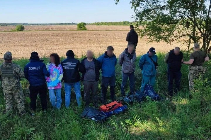 Трансфер до кордону за тисячі доларів і гривень: на Житомирщині ліквідували два канали нелегальної міграції