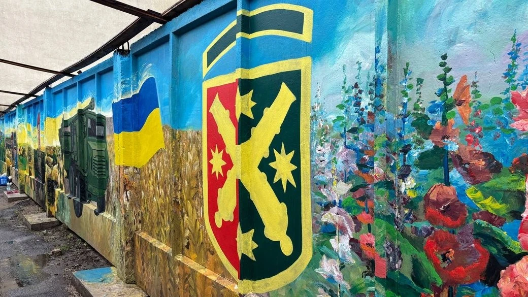 Історію України від Трипілля до ЗСУ малюють на стіні біля кармелітського монастиря в Бердичев