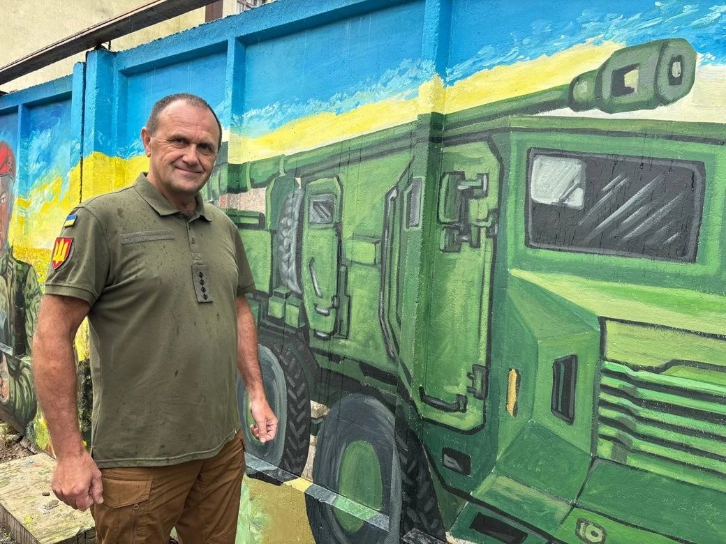 Історію України від Трипілля до ЗСУ малюють на стіні біля кармелітського монастиря в Бердичев