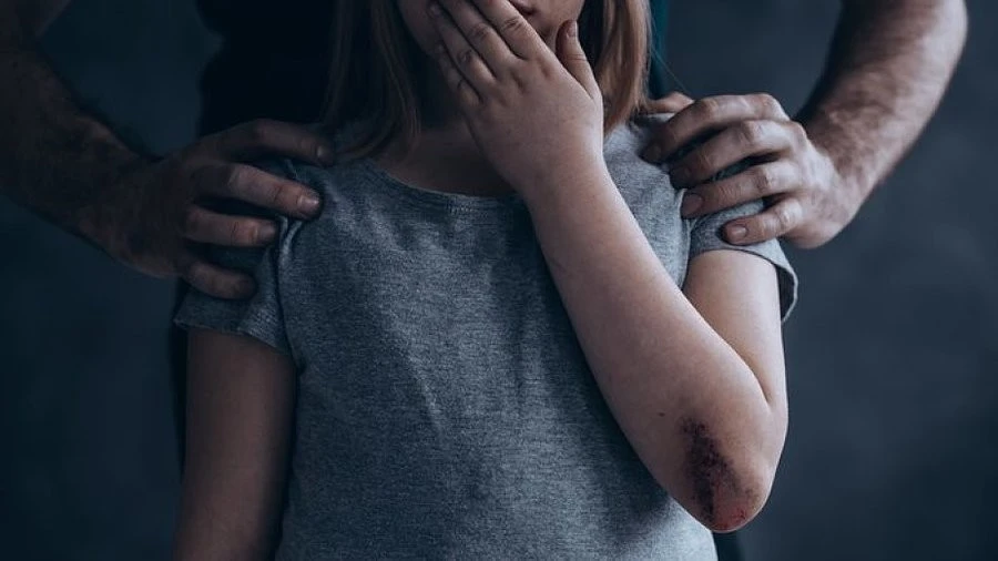 Наручники за наругу: у Житомирі затримали вітчима через кримінальний злочин проти дитини