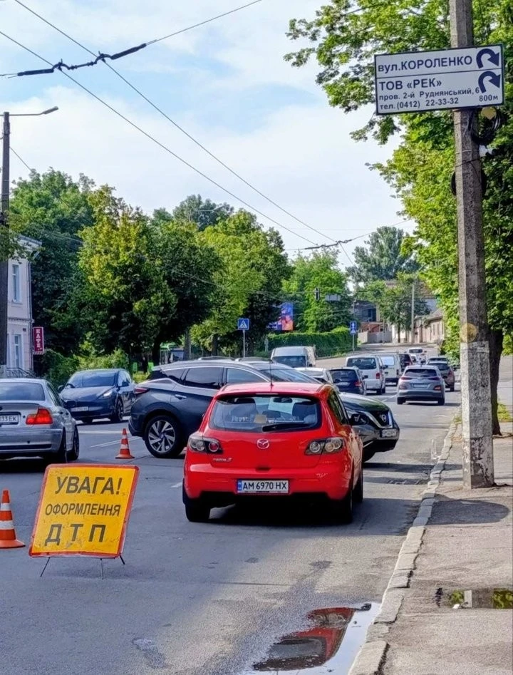 Ранкова аварія у Житомирі: шпиталізовано водія двоколісника