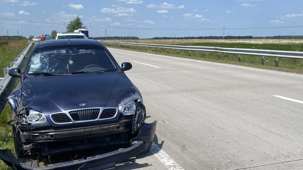 Трагедія на поліській трасі: під колесами легковика обірвалося життя водія двоколісника