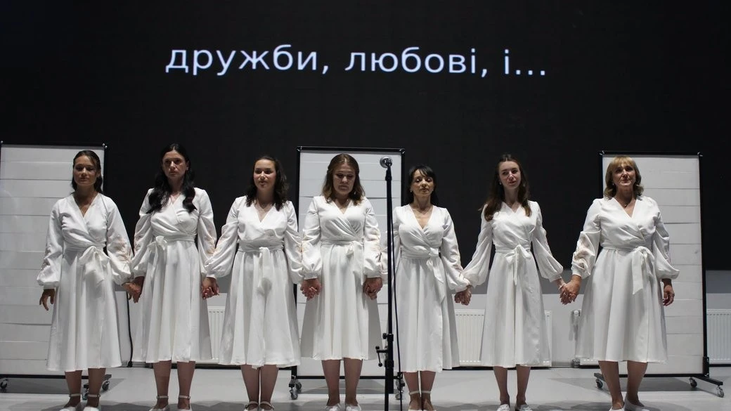 Пам’ять, перетворена на мистецтво: у Звягелі провели благодійний показ вистави за віршами матері полеглого бійця