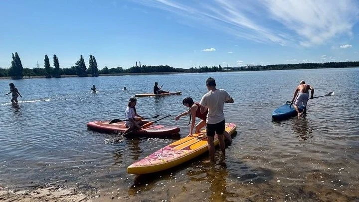 Психологічне відновлення на воді: у Малині ветеранів та їхні родини безкоштовно навчають сапбордингу